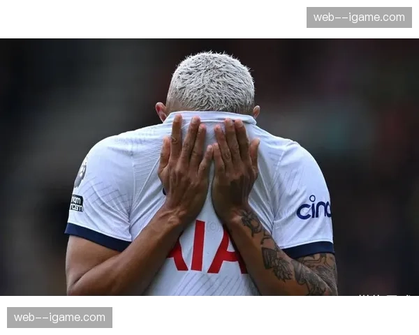 镜头：麦迪逊受伤被担架抬出，波斯特科格鲁场边面色凝重