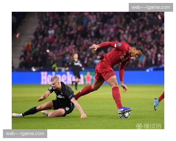 镜头捕捉：伊蒂哈德球场，哈兰德与范戴克开球前握手致意