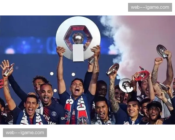 通讯:纪录之夜,国际米兰提前五轮夺冠后米兰城的庆祝场景